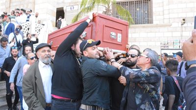 عاجل| محمد علي رزق وشريف سلامة أول الحاضرين للجنازة مصطفى درويش 