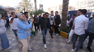 بحزن وصدمة.. أسر ياسين يودع مصطفى درويش إلى مثواه الأخير (صور)