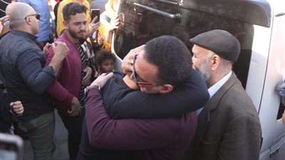 عاجل| إنهيار أشقاء مصطفى درويش عقب صلاة الجنازة 