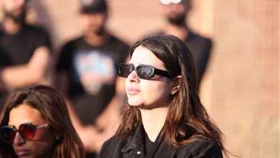 هنادي مهنى أبرز الحاضرين لحظة وصول جثمان مصطفى درويش إلى مثواه الأخير 