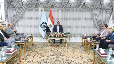 وزير الإنتاج الحربى يتفقد مصنع إنتاج وإصلاح المدرعات