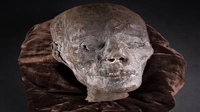 عرض رأس مومياء مصرية قديمة للبيع في أحد المزادات العالمية 