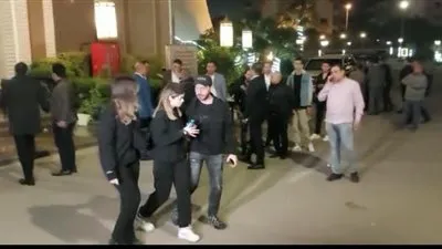 أحمد زاهر وبناته يقدمون واجب العزاء في مصطفى درويش (فيديو)