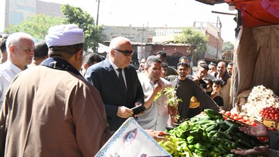 محافظ قنا يتفقد مجمع الشوادر والمواقف بنجع حمادي