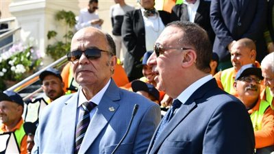 محافظ الإسكندرية يكرم العاملين بنهضة مصر للخدمات البيئية الحديثة
