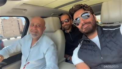 بالصور.. تامر حسني يتجه إلى المطار لإحياء كأس السوبر المصري بالإمارات