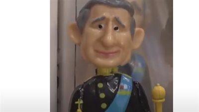 شاهد.. متاجر الهدايا في لندن تمتلىء بدمي تحمل وجه الملك تشارلز قبل حفل تتويجه