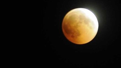 عاجل| ماذا تفعل وقت خسوف القمر اليوم الجمعة؟.. الصلاة وترديد هذا الدعاء