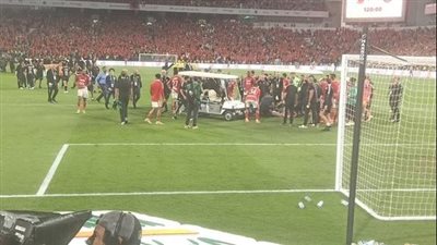 عاجل.. نجم الأهلي يفقد الوعي بعد نهاية مباراة بيراميدز في السوبر المصري 