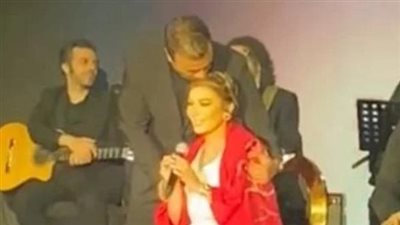 رامي صبري يقبل رأس أصالة في حفل عين الصيرة.. وهذه رسالتها لـ مصر