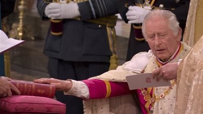 شاهد.. الملك تشارلز الثالث يؤدي القسم الملكي ضمن مراسم تتويجه