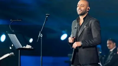 تامر عاشور يعبر عن انبهاره بجمهوره أمس.. ويحمسهم لحفله اليوم