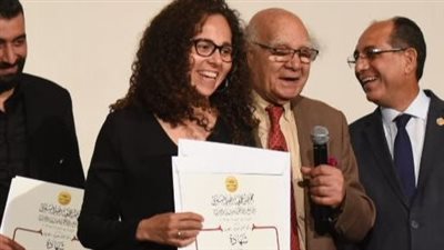 رشا جودت تستلم جائزة مهرجان جمعية الفيلم عن 