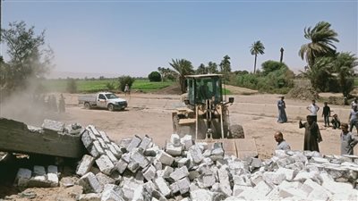 إزالة تعديات على أملاك دولة وإشغالات ورفع 40 طن مخلفات بأبومناع في دشنا