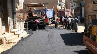 بتكلفة 5 ملايين جنيه.. محافظ قنا يتابع أعمال الرصف بمدينة قفط