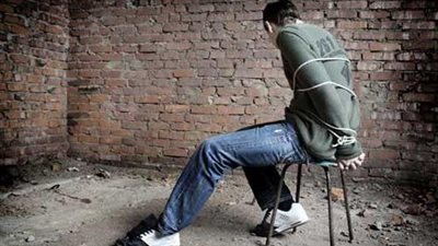 المتهمين باحتجاز شخص داخل شقة بالمعصرة وإكراهه على إيصالات أمانة: 