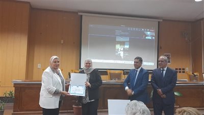 عميد ألسن عين شمس تكرم ٣٢ عضو هيئة تدريس حاصلين على جوائز محلية ودولية