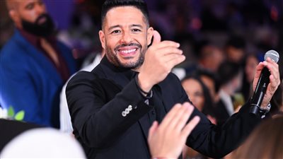 حماقي يشعل زفاف ابنة صديقه المنتج خالد عبد اللطيف.. وجيني طعيمة تشاركه 