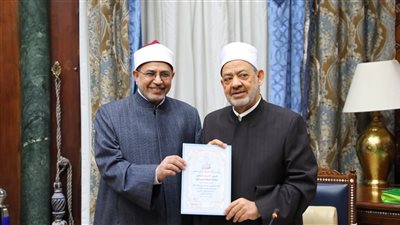  شيخ الأزهر يكرم رئيس جامعة الأزهر لحصوله على المركز الأول بجائزة التميز الحكومي 