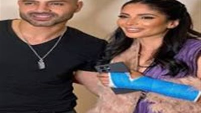 منى زكي تثير قلق جمهورها بعد ظهورها بجبيرة 