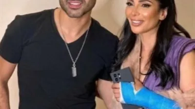 منى زكي.. تثير الجدل حول العديد من التساؤلات بسبب ظهورها بإصابة بأيدها