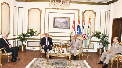 وزير الدفاع يلتقي نظيره العراقي
