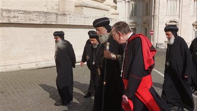 البابا تواضروس يبدأ رحلته بزيارة مزار القديس بطرس
