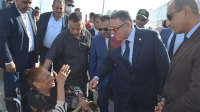 عودة آمنة.. محافظ البحر الأحمر يستقبل 466 عائدًا من السودان بميناء سفاجا البحري