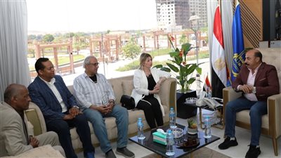 محافظ أسوان يستقبل وفد حزب حماة الوطن ويشيد بالقافلة الطبية