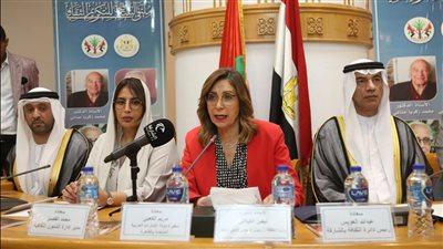 وزيرة الثقافة وسفيرة الإمارات ورئيس دائرة الشارقة يُسلمون تكريمات 