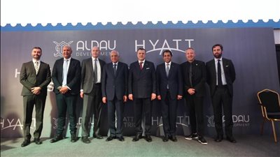 السياحة والآثار توقع عقد تشغيل أول منشأة فندقية للفنون (Art Hotel) بمصر