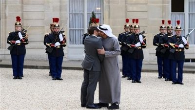 رئيس الإمارات يصل إلى فرنسا وماكرون يستقبله بقصر الإليزيه