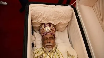 إلقاء نظرة الوداع على جثمان صاحب النيافة الأنبا كيرلس مطران أسيوط الشرفي