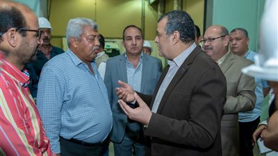 وزير الدولة للإنتاج الحربي يفاجئ قيادات وعمال 