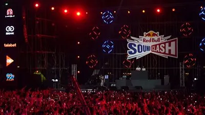 بدء حفل ريد بل ساوند كلاش لكلًا من مطرب الراب عفروتو وفرقة شارموفرز