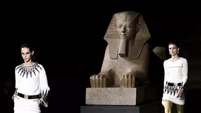 شاهد.. عرض أزياء في المتحف المصري بالتحرير والمحطة القادمة المتحف الزراعي