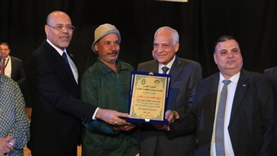 محافظ الجيزة يكرم ٢٠٠ عامل متميز بمختلف القطاعات