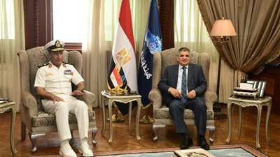 هيئة قناة السويس وجهاز الصناعات البحرية يوقعان عقد لبناء 2 لنش قاطرة بترسانة الأسكندرية 