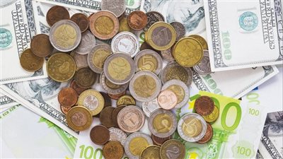 بالتزامن مع إجازة البنوك.. ماذا حدث لأسعار العملات العربية والأجنبية اليوم مقابل الجنيه؟