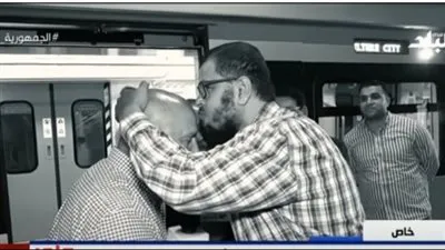  سعودي يطلب من وزير النقل أن يقبل رأسه.. والأخير يرد (فيديو)