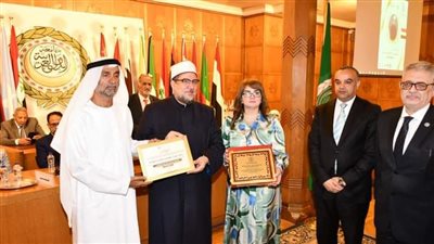 وزير الأوقاف يتسلم درع مجلس الأسرة العربية للتنمية لجهوده في التنمية