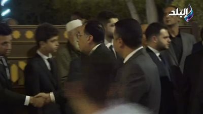 شاهد.. رئيس الوزراء يُقدم واجب العزاء في وفاة شقيق محمد أبو العينين