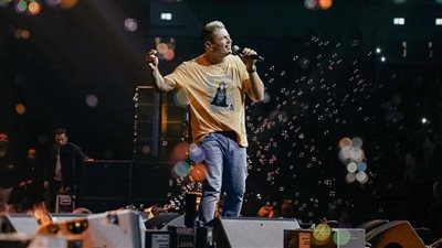 حفل عمرو دياب في الكويت يقلب موازين الحفلات بجمهور كامل العدد.. صور 