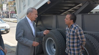 محافظ القليوبية يسلم سيارة قلاب 54 طن لصالح حي شرق شبرا الخيمة 