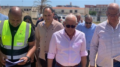 محافظ بورسعيد يرفع علم النادي المصري في موقع الإنشاء