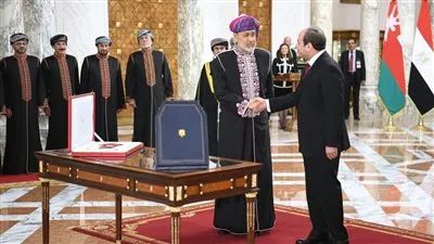 الرئيس السيسي وسلطان عمان يتبادلان أرفع الأوسمة في البلدين