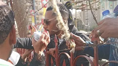 محمد رمضان يوقف التصوير خلال تواجده فى المنصورة للاستماع لسيدة طلبت مساعدته