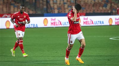 محمد شريف يحصل على جائزة أفضل لاعب في مباراة الأهلي وإنبي