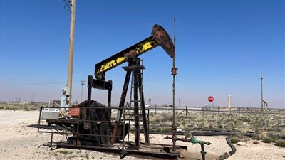 النفط يرتفع 2% وسط تراجع المخزونات الأمريكية وتحذيرات سعودية