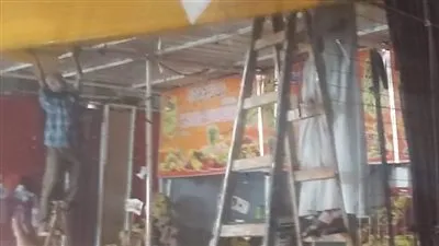 رفع التعديات والاشغالات والباعة المفترشين للطريق العام بسوق المنيرة في إمبابة